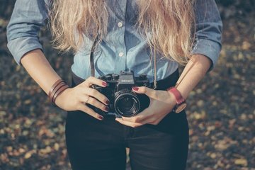 hand-person-girl-woman-camera-photography-614-pxhere.com_